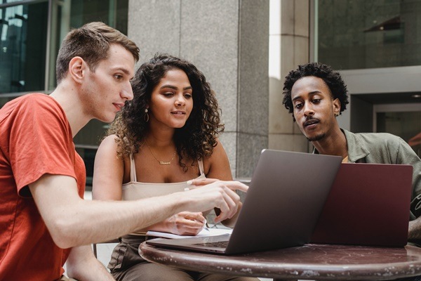 se dar bem amigos namorado - Veja 6 dicas para lidar com os amigos do namorado (a)